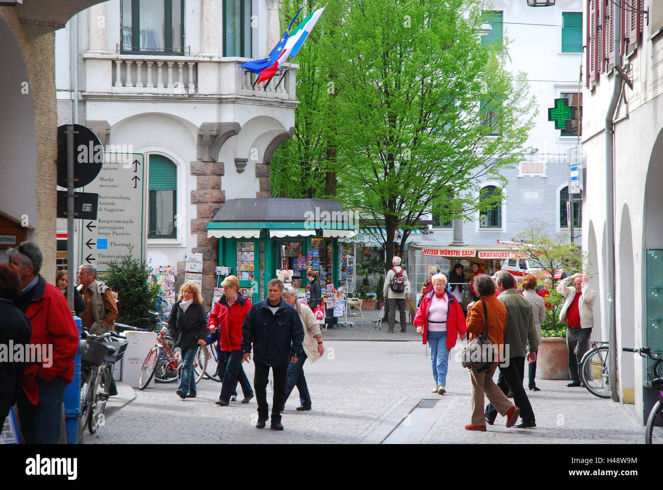 Italien, Südtirol, Meran, shopping Street, via Garibaldi, Fußgängerzone,  Stadt, Häuser, Fassaden, Straße, Tourist, Person, Passanten, Geschäfte,  Fußgängerzone, Einkaufen, Stadt flanieren Stockfotografie - Alamy