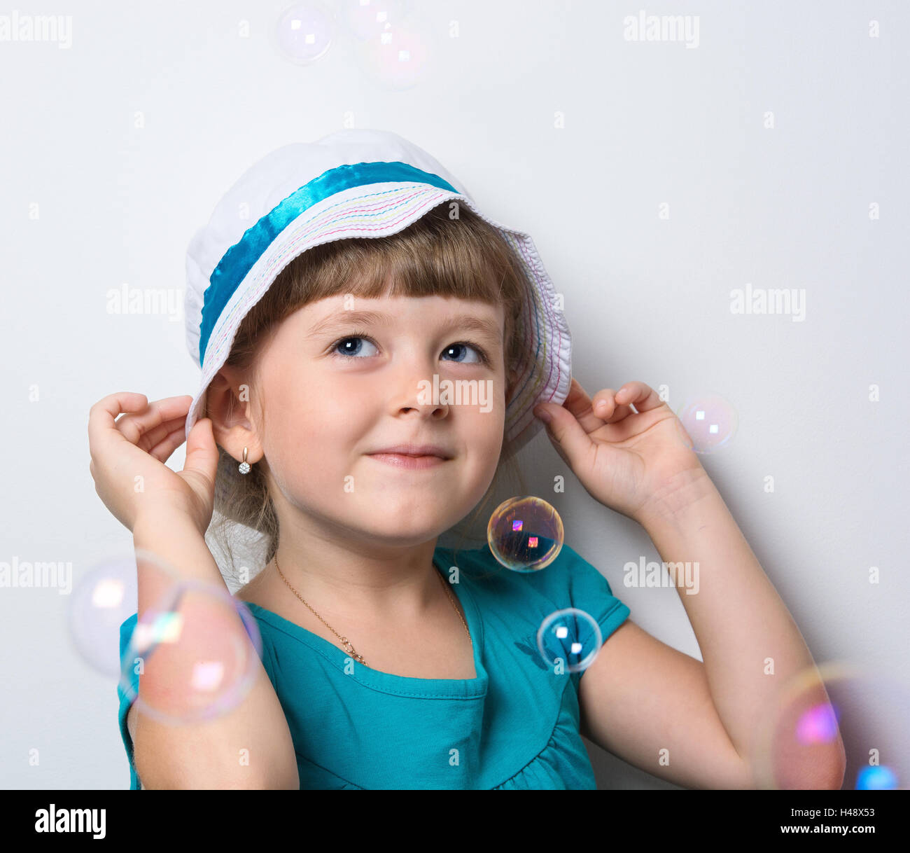 kleine niedliche Mädchen und Seifenblasen Stockfoto