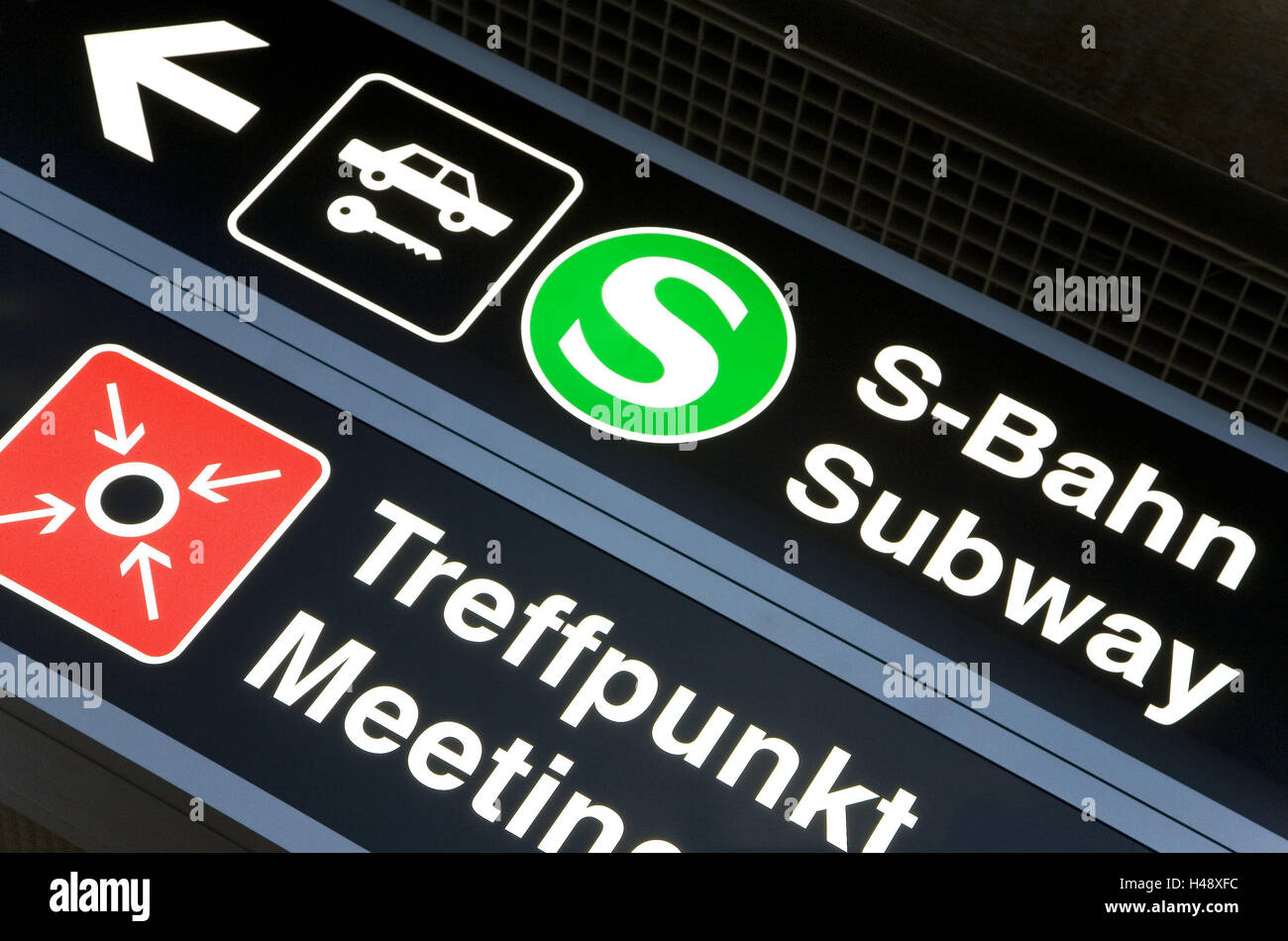 Bahnhof, Hinweisschild, s-Bahn, Parkplatz, Kontaktstelle, Flughafen, Reise, Transport Mittel, öffentlich, privat, Pkw, Parkplätze, Flugbahn, Kurzstrecken-Verkehr, Reisen ins Ausland, Reise durch die Luft, Schließfächer, Ikonen, Pfeil, richtungsweisend, Orientierung, Beratung, Stockfoto