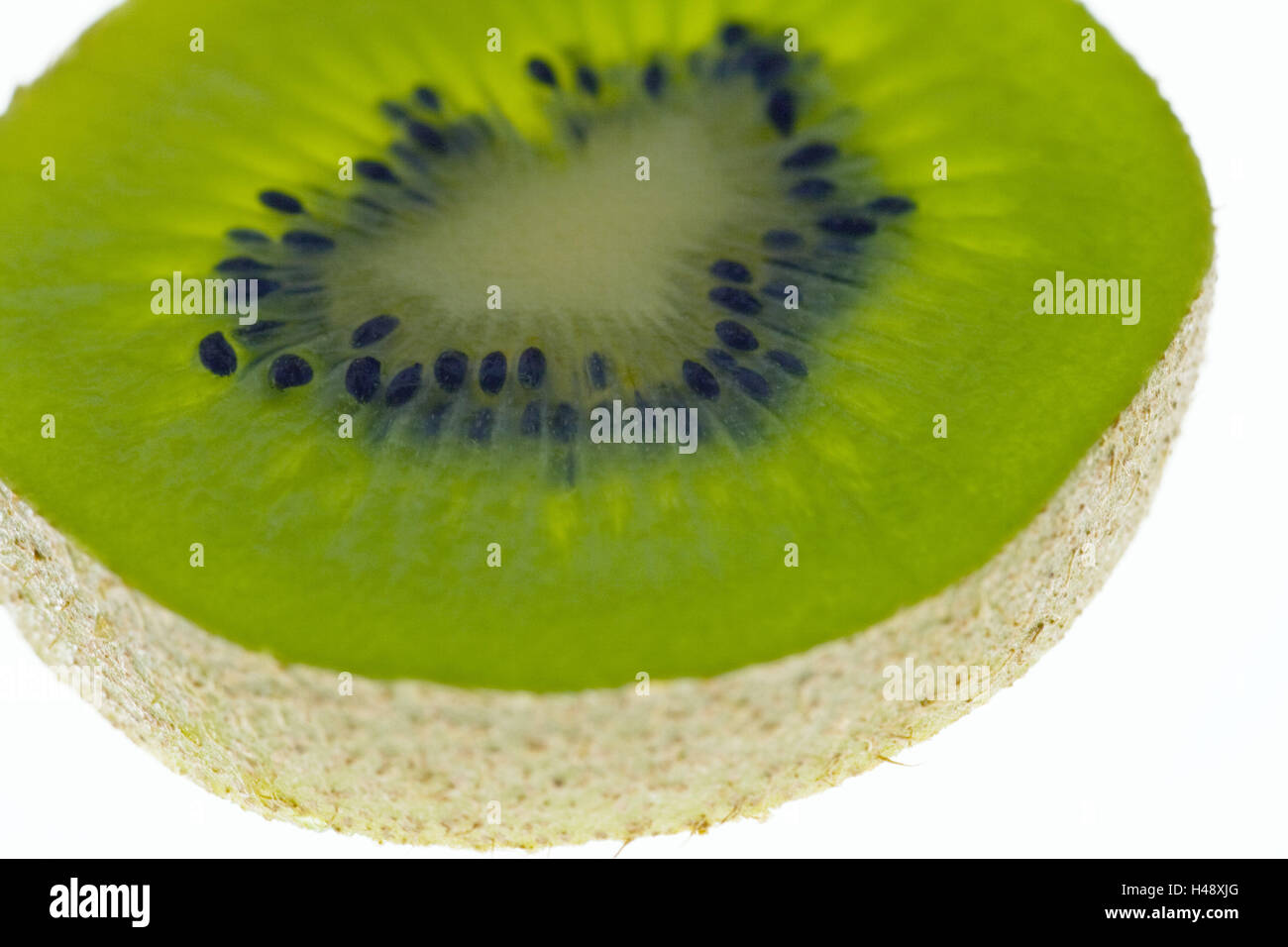 Kiwi, Detail, aufschneiden, Scheibe, übertragene Licht, grün, detail, Lebensmittel, Obst, Beeren, Kiwis, Früchte, oval, grün, Obst Fleisch, Achse, Kerne, reif, süß, sauer, saftig, fruchtig, hellgrün, Vitamine, frische, gewellt, mittlere Nahaufnahme, Produktfotografie, Studio, Stockfoto