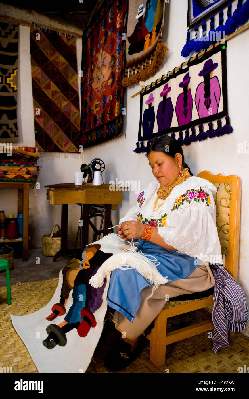 Ecuador Provinz Imbabura Region Otavalo Frau Handarbeit