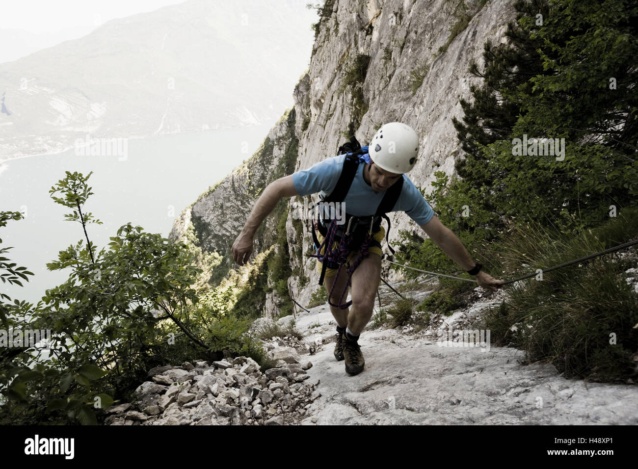 Bergsteiger, Steig, Kajütbooten, Bergsteigen, Felswand, Steig, Rock, Mann, Felswand, steil, Klettern Klettern haben einen guten Kopf für Höhen, Helm, Sicherheit, Drahtseil, Stick, Stop, Slip, Förderung, Belastung, Landschaft, Berge, Wasser, Natur, Berge, hoch, oben, Italien, Person, Sport, Freizeit, Stockfoto