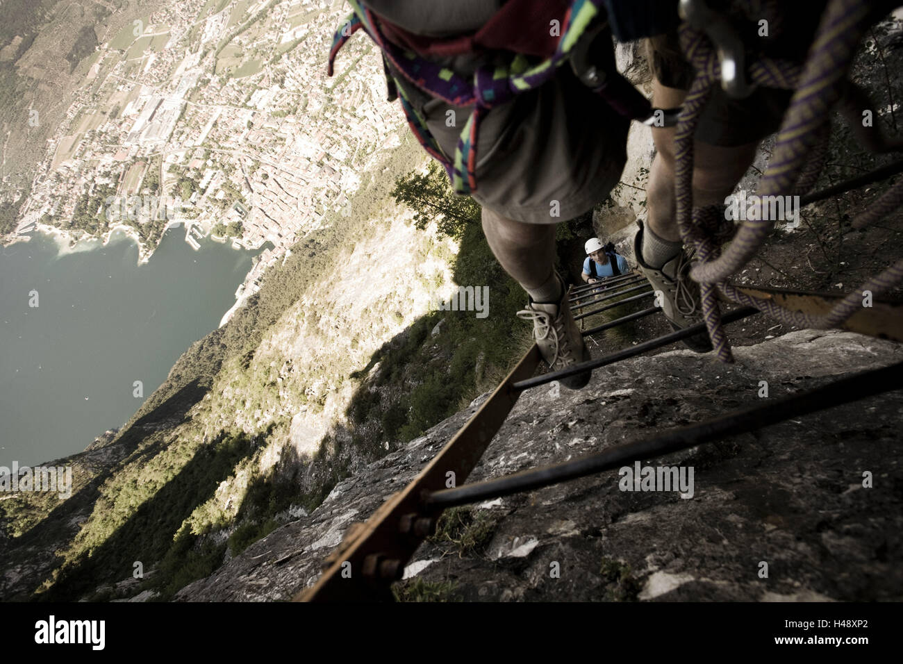 Bergsteiger, Steig, Gardasee, Klettern Bergsteigen, Felswand, Klettern Steig, Rock, Mann, Felswand, steil, haben einen guten Kopf für Höhen, Helm, Sicherheit, Drahtseil, Stick, Stop, Slip, Förderung, Dirigent, Seil, Belastung, Landschaft, Berge, Natur, Berge, hoch, oben, Italien, via Dell Amicizia, Stockfoto