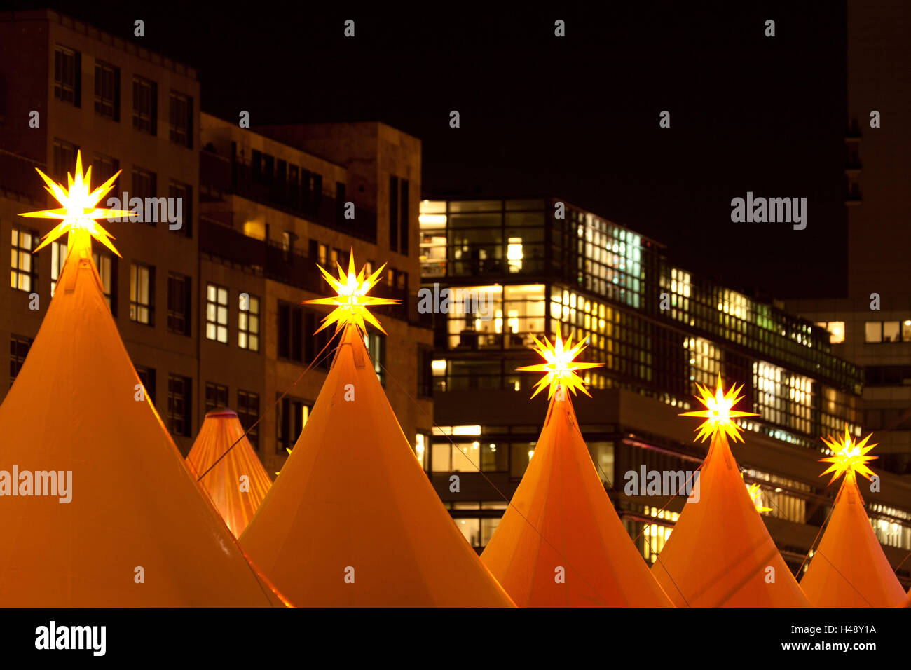 Deutschland, Berlin, Gendarmenmarkt, Weihnachtsmarkt, Sterne, Gebäude, Nacht, Stockfoto