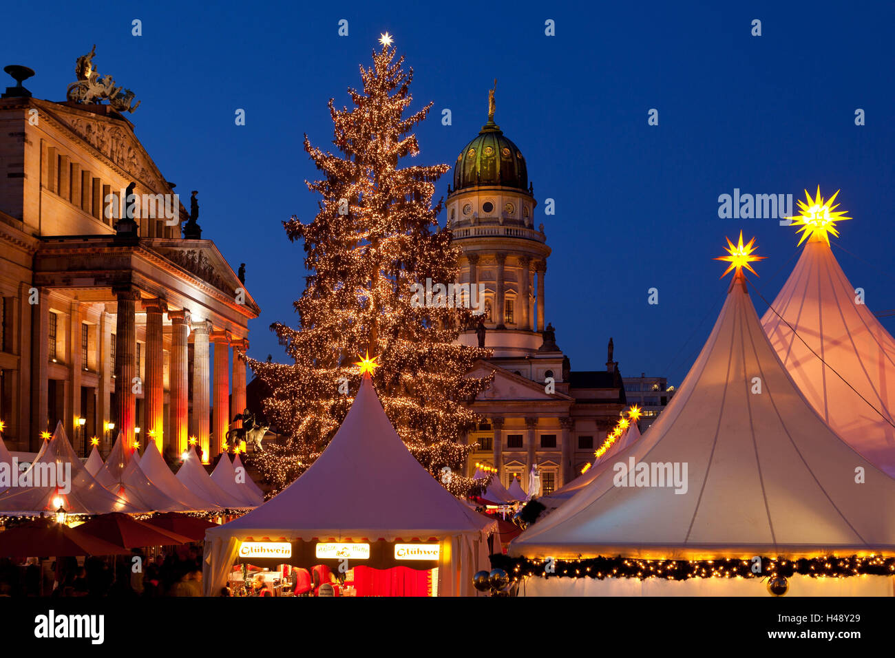 Deutschland, Berlin, Gendarmenmarkt, Weihnachtsmarkt, Dämmerung, Kuppel, Beleuchtung, Abend, Stockfoto
