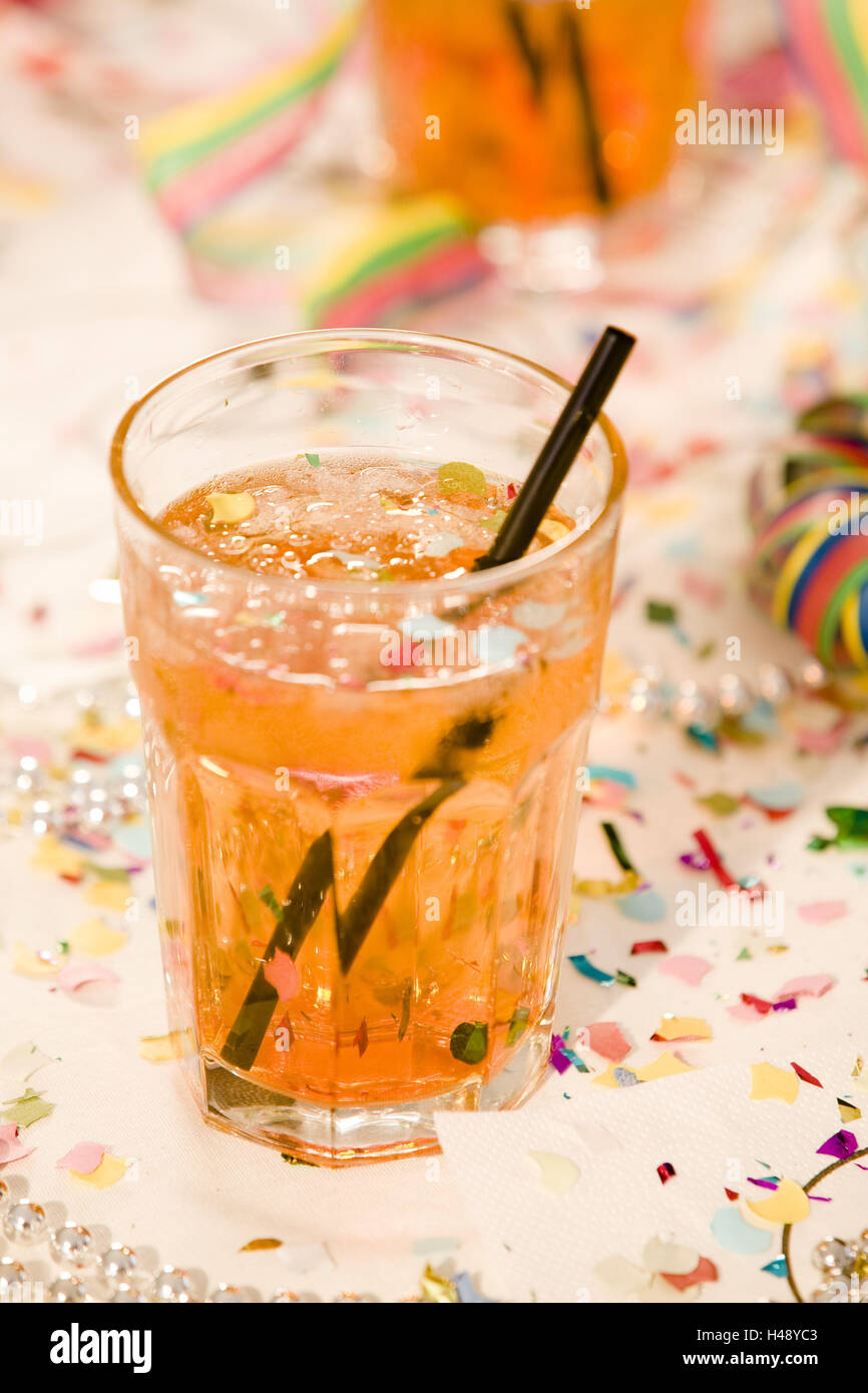 Cocktailglas Getrank Crush Eis Trinken Stroh Konfetti Luftschlangen Stockfotografie Alamy