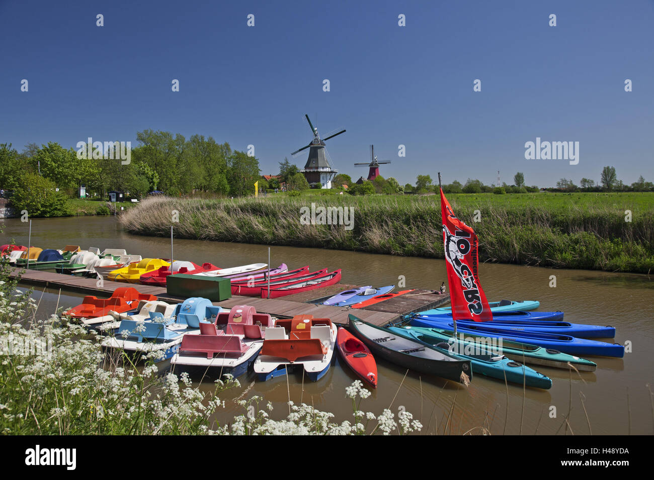 Anlegestelle für Kajaks und Tretboote, Twin Mühlen in Greetsiel, Stockfoto