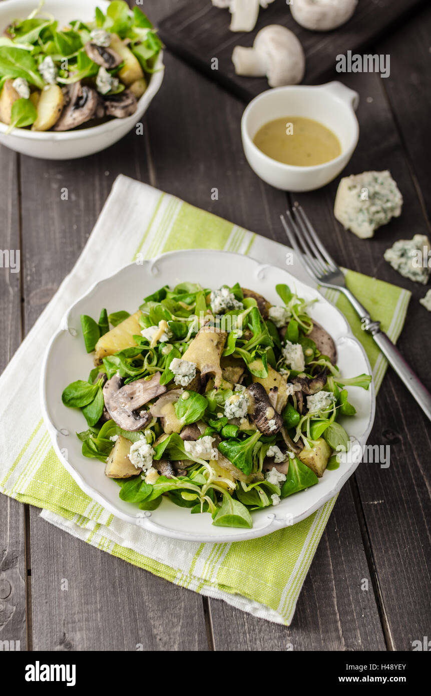 Frischer Salat mit gerösteten Kartoffeln, Pilzen und Lamm-Salat mit ...
