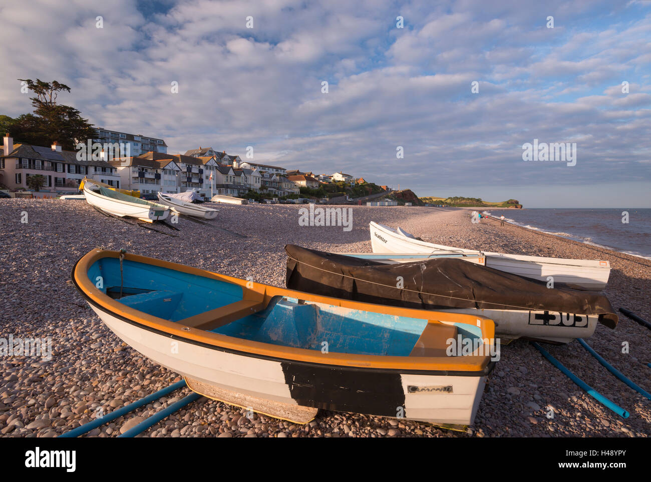 Boote auf den Strand bei Budleigh Salterton, Devon, England hochgezogen. (Juli) im Sommer 2014. Stockfoto