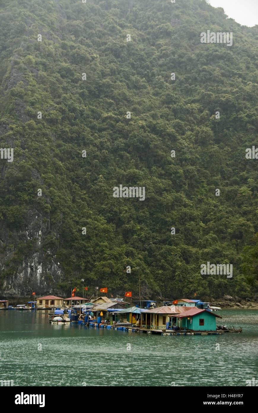 Vietnam, Halong Bay, Inselwelt, Kalkfelsen, "schwimmen Dorf", Stockfoto