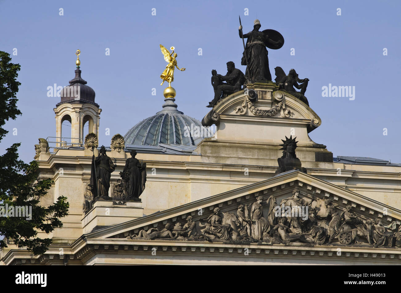 Detailansicht der Akademie der Künste, Dome, Goldener Engel, Dresden, Sachsen, Deutschland Stockfoto