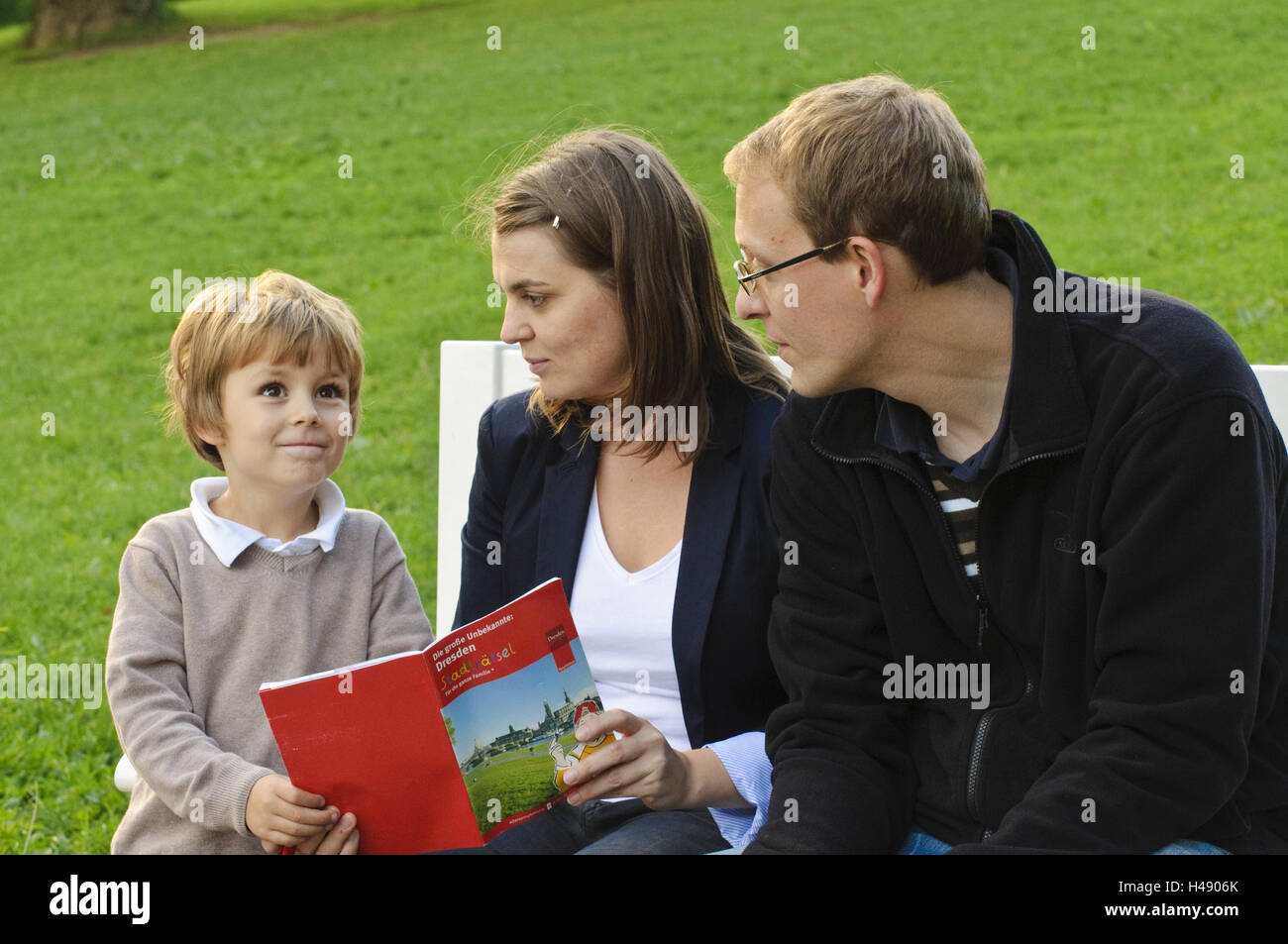 Dresden, Familie löst das Rätsel der Stadt, Stockfoto