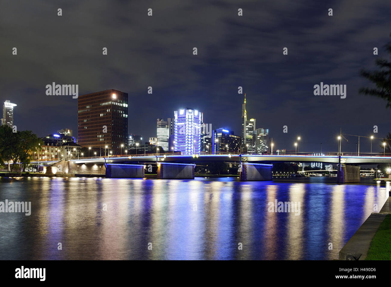 Westhafen Tower in Richtung des Banken-und Geschäftsviertel in der Nacht, Frankfurt, Hessen, Deutschland, Europa, Stockfoto