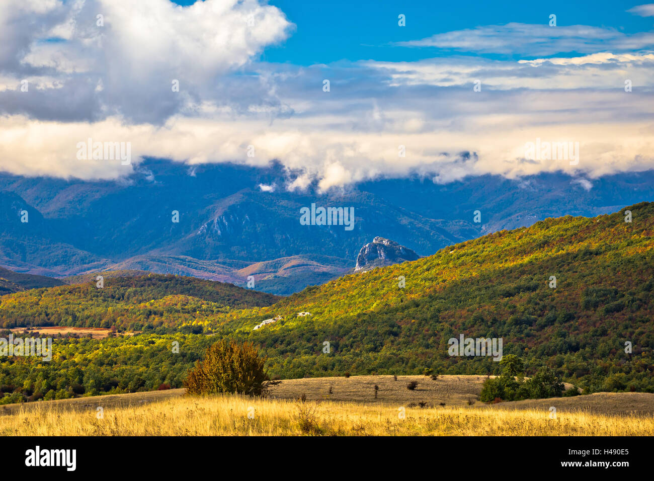 Lika Region Herbst Landschaftsansicht mit Velebit-Gebirge in Wolken, Kroatien Stockfoto