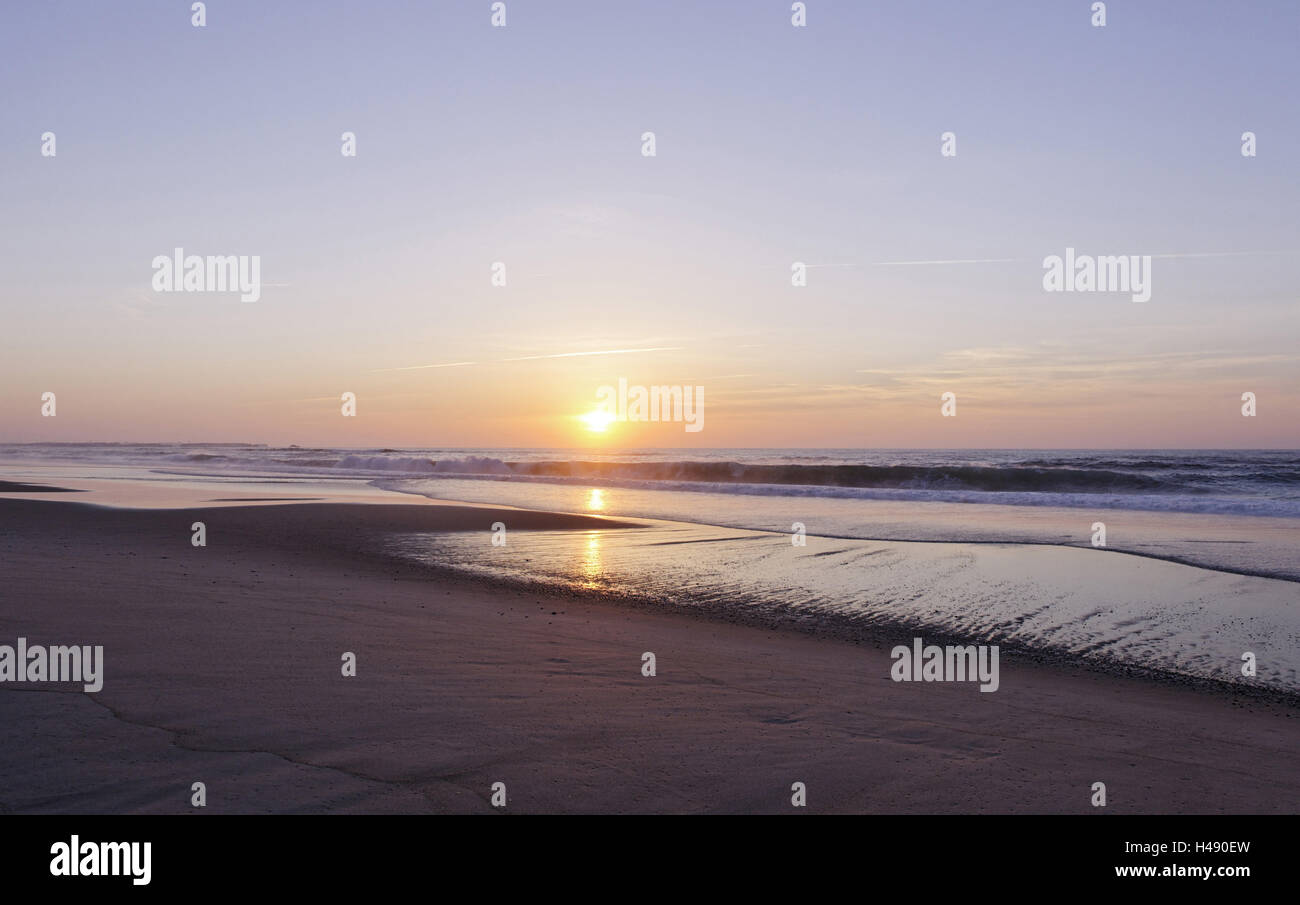 Sonnenuntergang an der portugiesischen Atlantikküste, Praia Do Bom Sucesso, Praia d ' El Rey, Provinz Obidos, Portugal, Stockfoto