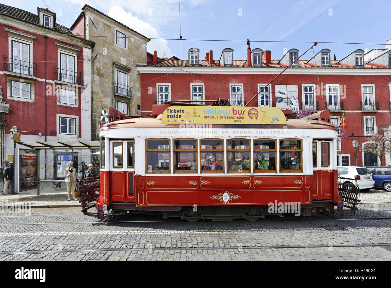 Historische Straßenbahnen im Stadtteil Alfama, Lissabon, Portugal, Stockfoto