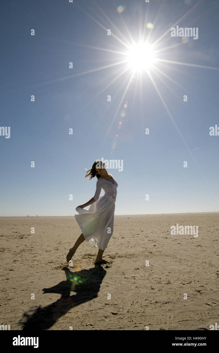 Junge Frau, lange Haare, weißes Kleid, Strand, Ganzkörper, Gegenlicht, Stockfoto