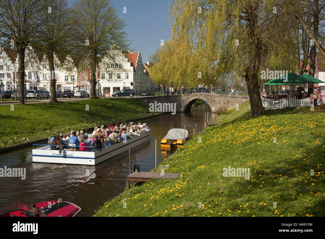 Deutschland, Schleswig - Holstein, Friedrich Stadt, Kanal, Boot, Tourismus, Stadt, Gebäude, Häuser, Architektur, Fluss, Eider, Treene, Kanal, Fluss, Nordland Fries, Person, Tourismus, Brücke, Grachten-Treenefahrten, Ausflug, Stockfoto