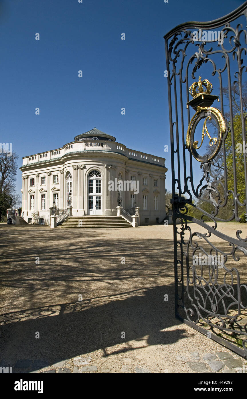 Deutschland, Niedersachsen, Braunschweig, Schloss Richmond, Architektur, Gebäude, Sperre, Außenansicht, vor Ort von Interesse, Tourismus, Reiseziel, Tor, Eisen Tor, Himmel, blau, Sonnenschein, niemand, Eingang, Tor, Stockfoto
