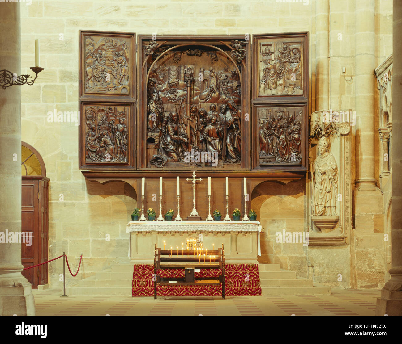 Deutschland, Bayern, Franken, Bamberg, Dom, Marien Altar, Veit Stoss, 1520-23, Stadt, Gebäude, Struktur, Sehenswürdigkeit, Kirche, innen, Altar, glauben, Religion, Triptychon, hölzerne, hölzerner Altar, Carving, St. Art, berühmt, berühmte, Veit Auswirkungen Altar, Weihnachten Altar, Kerzen, aufopfernde Kerzen, Ort von Interesse, Stockfoto
