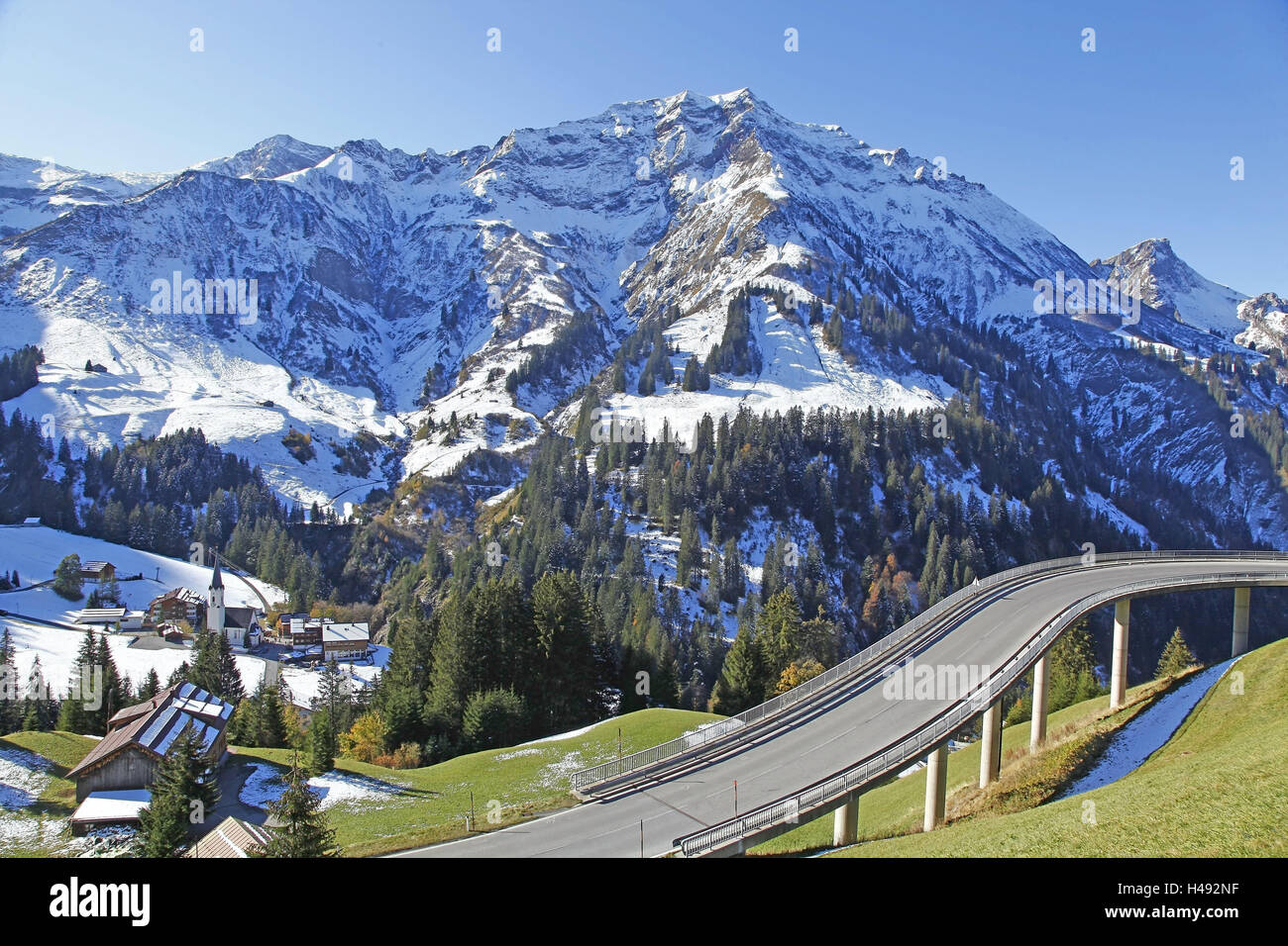 Österreich, Vorarlberg, Schröcken, Tannbergbrücke, Ort, geht, Berg, Berg  Hochtann, Alpen, Alpzimmern, Landschaft, Straße, Brücke, Pflaster, Säule,  Betonpfeiler, Struktur, biegen, Geländer, Alm, Berg, Ort, Dorf, Häuser,  Kirche Stockfotografie - Alamy