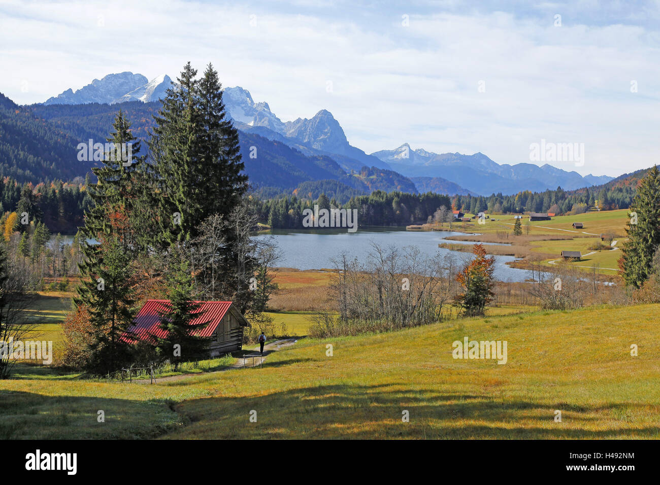 Deutschland, Bayern, Oberbayern, Gerold, Wetter Stein, Geroldsee, Alpzimmern, Landschaft, Berglandschaft, Scheune, am See, Moores See, Rasen, Schilfgürtel, See, Wasser, Wiese, Berge, Gebirge, Holz, bewölkt, Saison, Herbst, Stockfoto