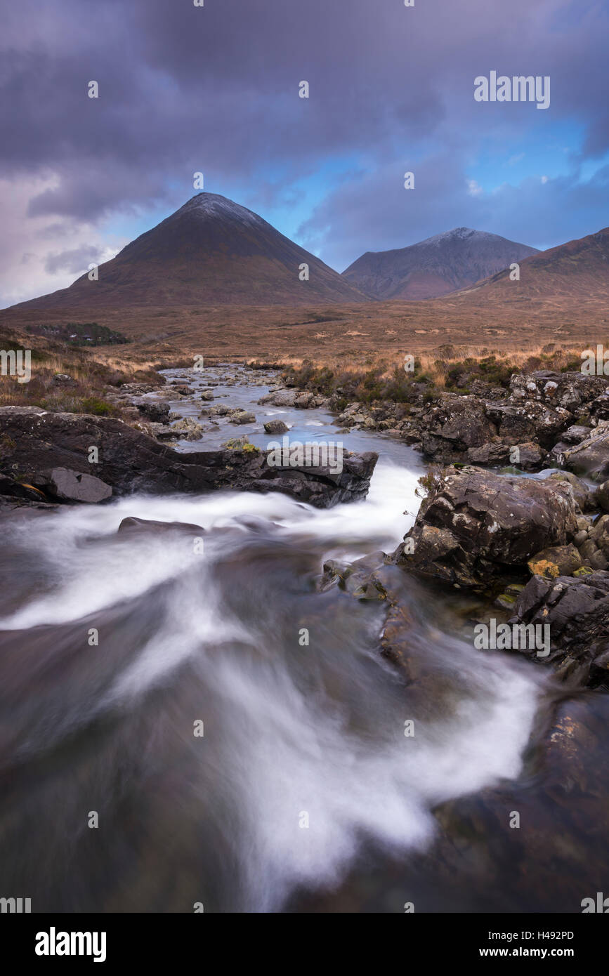 Allt Dearg Mòr River mit Blick auf Glamaig Berg, Glen Sligachan, Isle Of Skye, Schottland. Winter (Dezember) 2013. Stockfoto