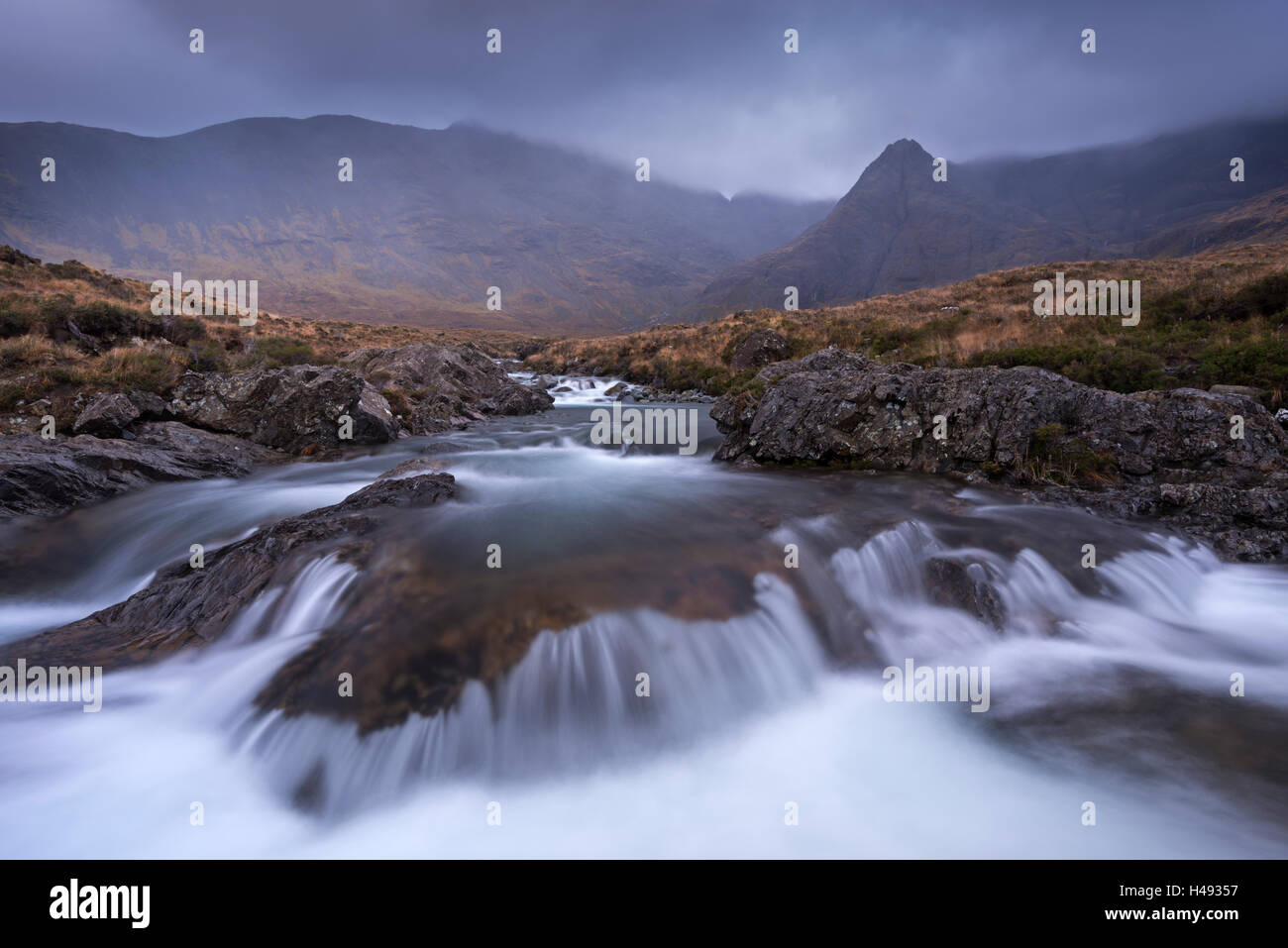 Die Fee-Pools unter der Cuillin Hills Mountain Range, Isle Of Skye, Schottland. Winter (Dezember) 2013. Stockfoto