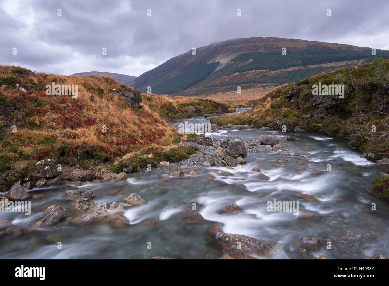 Fluß spröde laufen durch die Fairy Pools in Glen Brittle auf der Isle Of Skye, Schottland. Winter (Dezember) 2013. Stockfoto