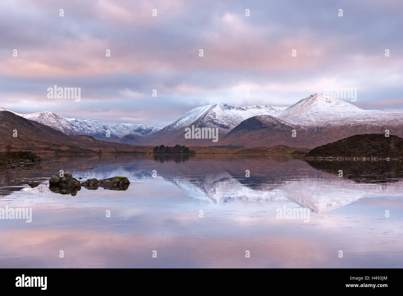 Fixiert man bedeckt Na h-Achlaise und Schnee schwarz montieren Bergkette, Rannoch Moor, Schottland. Winter (November) 2013. Stockfoto