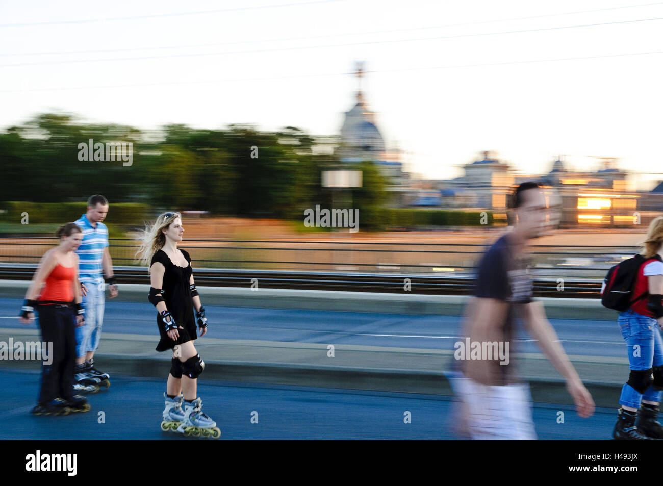 Inline-Skater bei der Dresden-Night Skaten auf der Carola-Brücke, Dresden, Sachsen, Deutschland Stockfoto