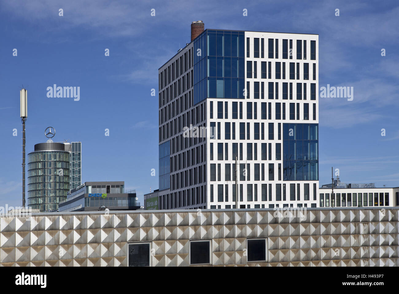 Modernes Geschäftshaus und Wohnhaus an der Donnersbergerbrücke in München Stockfoto