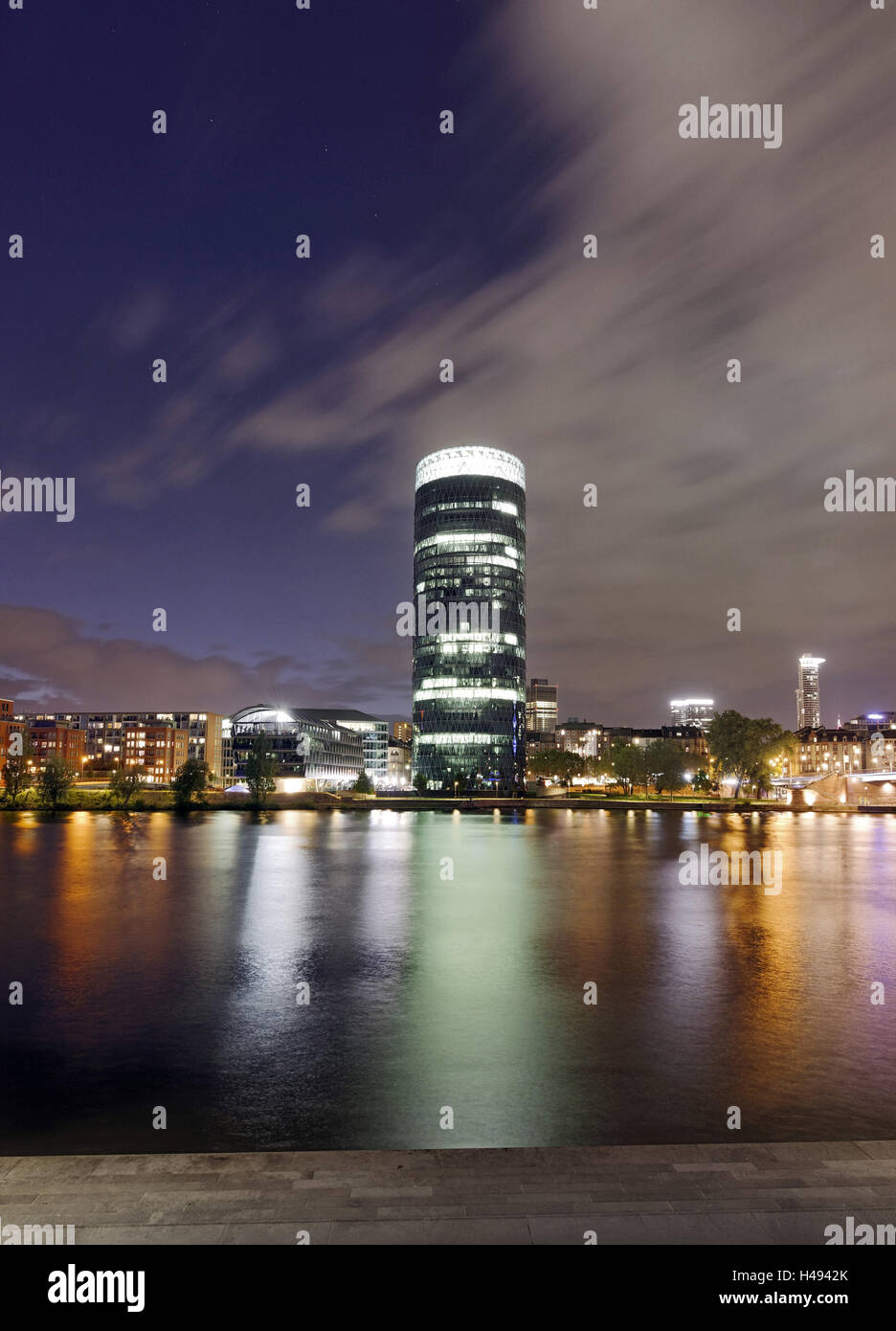 Westhafen Tower in Richtung des Banken-und Geschäftsviertel in der Nacht, Frankfurt, Hessen, Deutschland, Europa, Stockfoto