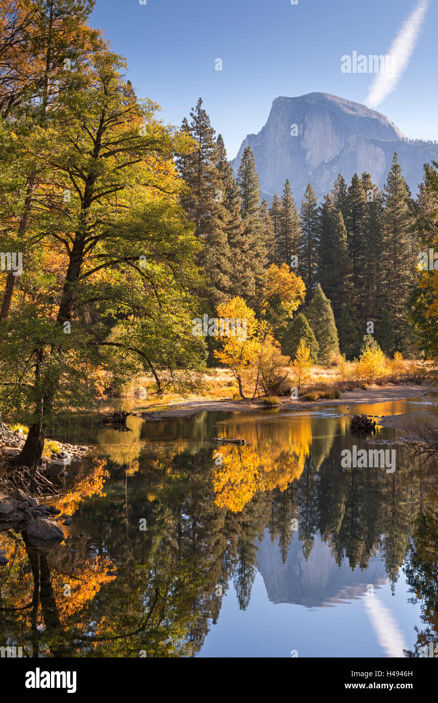 Half Dome und Merced River umgeben von Herbstlaub, Yosemite-Nationalpark, Kalifornien, USA. Herbst (Oktober) 2013. Stockfoto