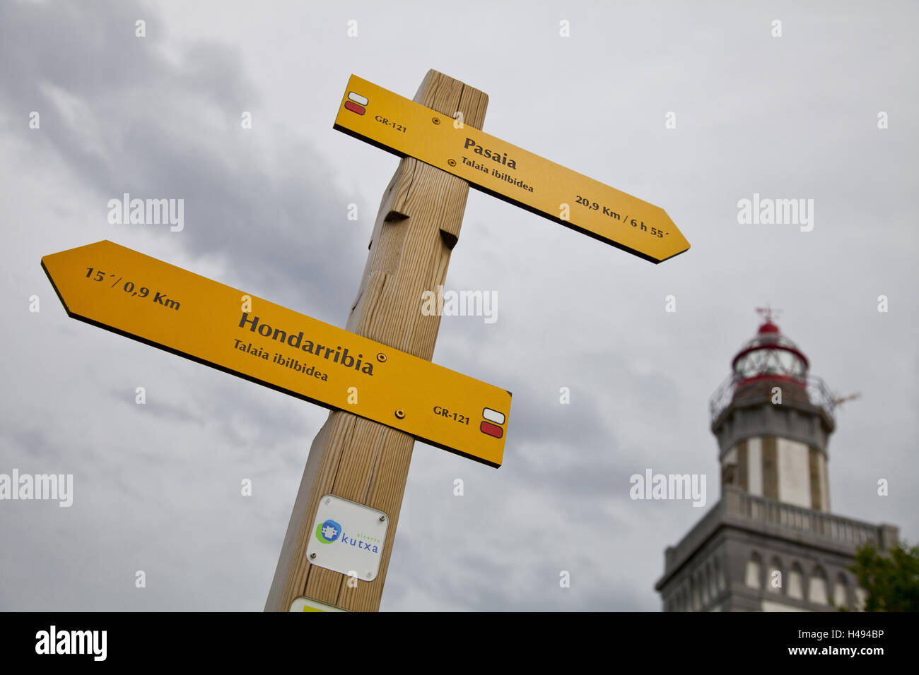 Wegweiser vor dem Leuchtturm von Hondarribia, Provinz Guipuzcoa, Baskenland, Spanien Stockfoto