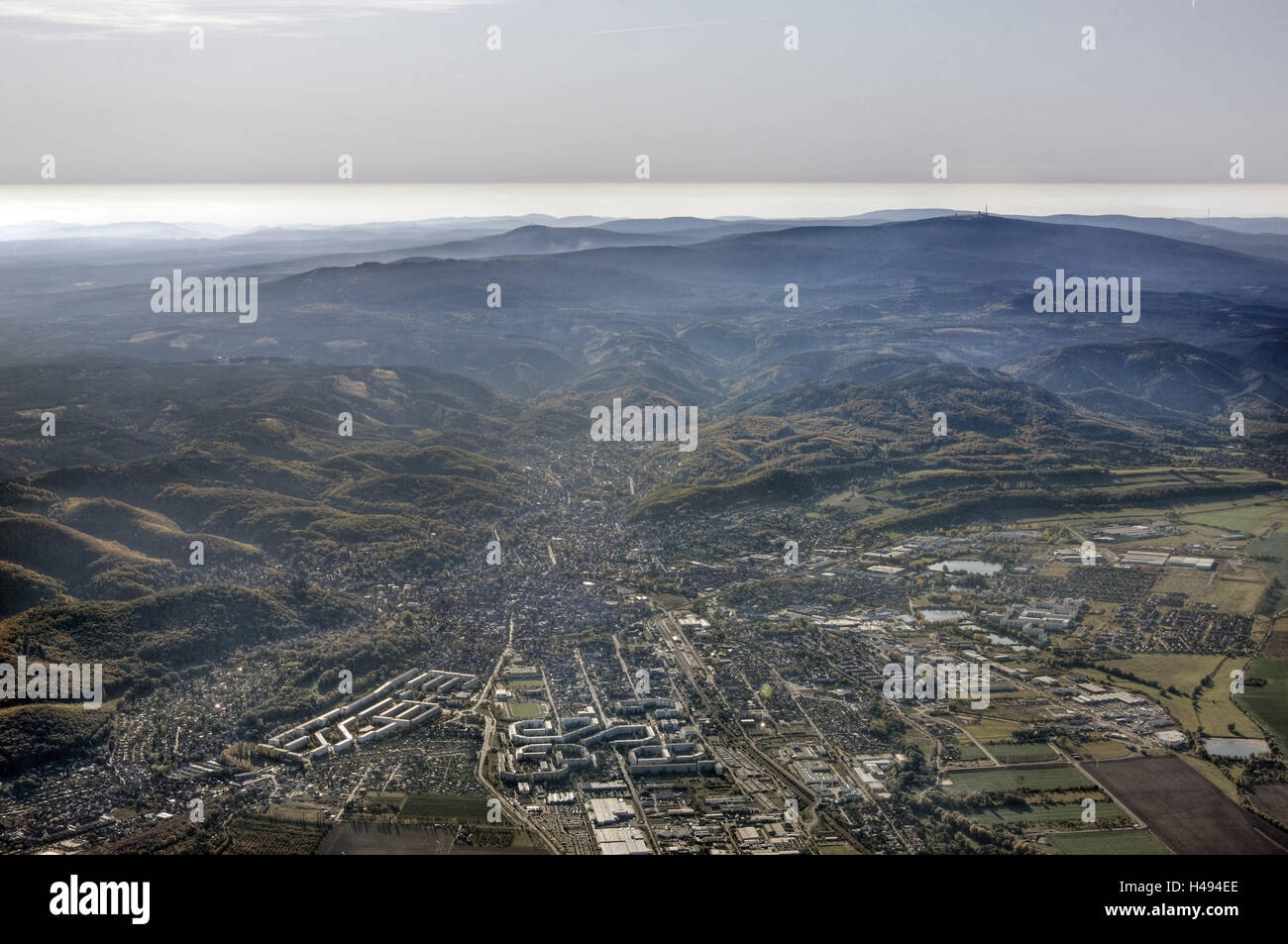 Deutschland, Sachsen-Anhalt, Wernigerode, Stadtübersicht, Stadt, Berge, Übersicht, Luftbild, Klumpen, Harz, Mittelgebirge, Berge, Luftaufnahmen, Stockfoto