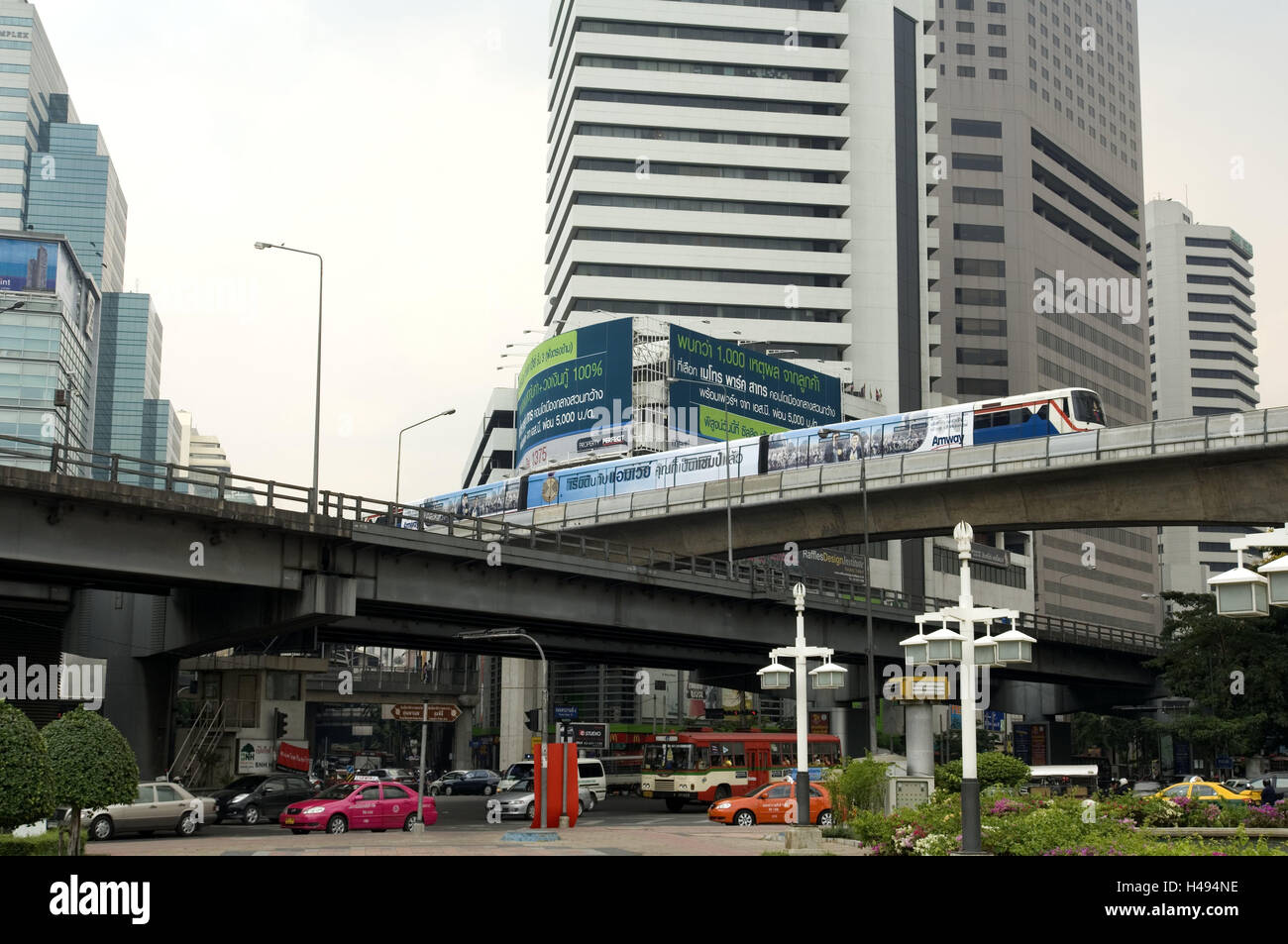 Thailand, Bangkok, Teil Silom, Skytrain, Stadtverkehr, Asien, Süd-Ost-Asien, Stadt, Hauptstadt, Gebäude, Strukturen, Hochhäuser, Architektur, Stadt, Bahn, Zug, Schienenverkehr, bedeutet öffentlich, Transport, Personentransport, Förderung, Transport, Straße, Autos, Stadtverkehr, Stockfoto