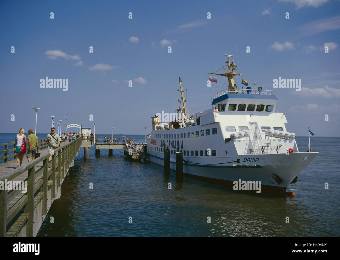 Deutschland, Mecklenburg-Vorpommern, Insel Usedom, Ahlbeck, Seebrücke, Schiff, Ostsee, Ostsee Bad, Reiseziel, Tourismus, Sehenswürdigkeit, außen, Touristen, Menschen, Passagiere, Bootssteg, Navigation, Fähre, Fähren, Transport, Personentransport, Stockfoto