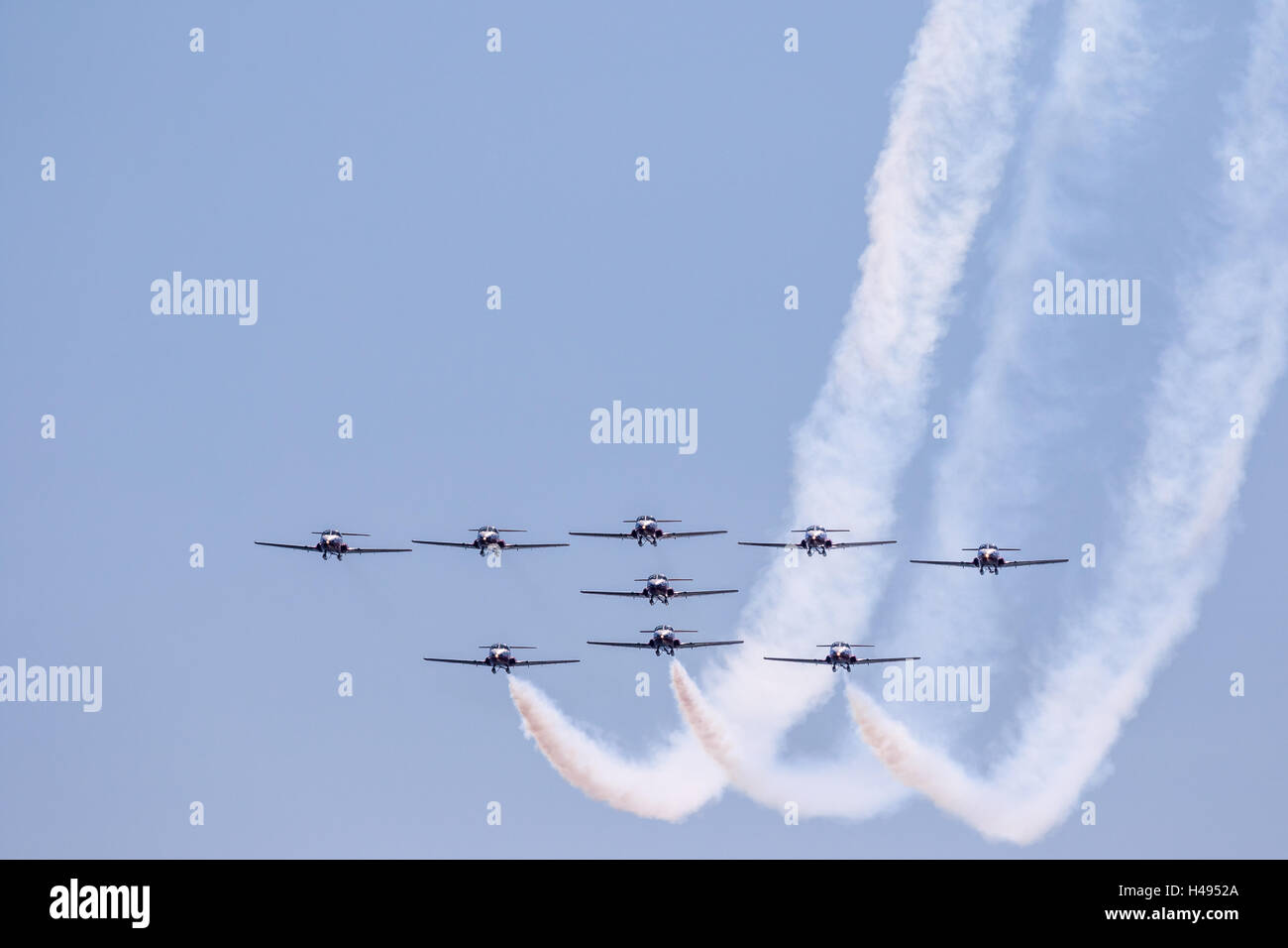 Neun Canadian Forces Snowbirds fliegen in die Bildung großer Pfeil Stockfoto