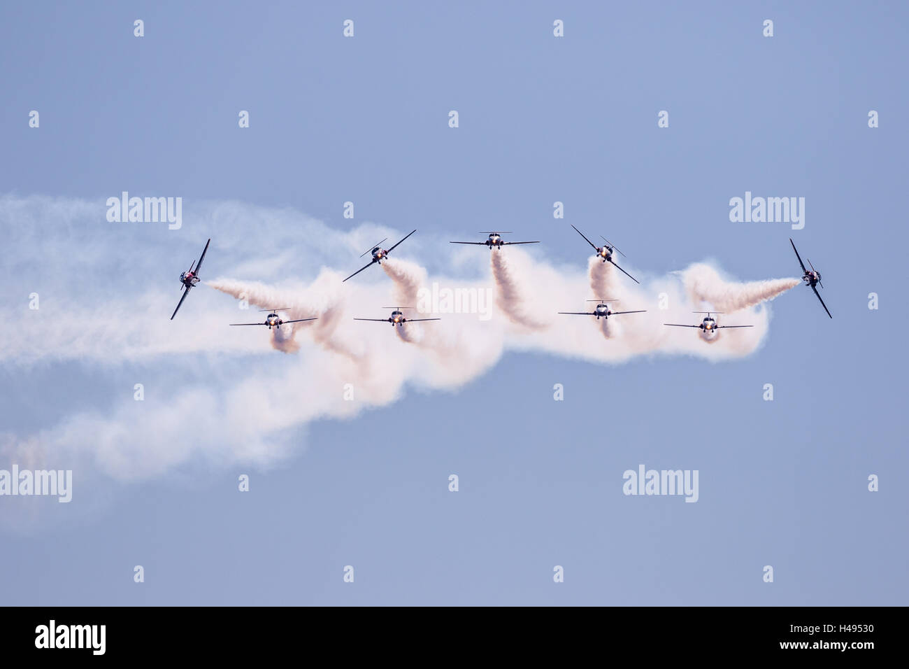 Neun Kanadische Streitkräfte Snowbirds ein Manöver ausführen Stockfoto