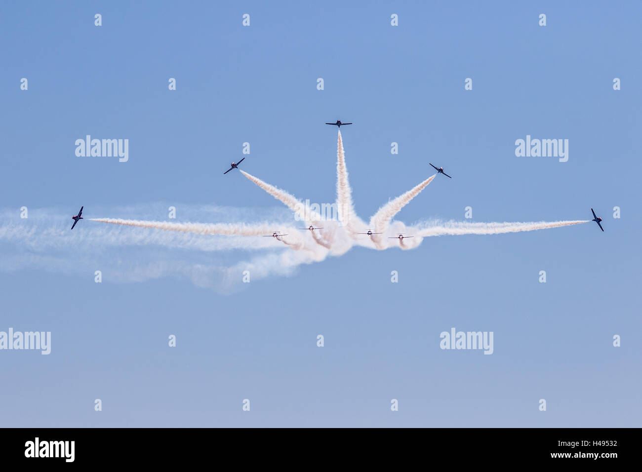 Neun Kanadische Streitkräfte Snowbirds zeigen ihre Flugkünste Stockfoto