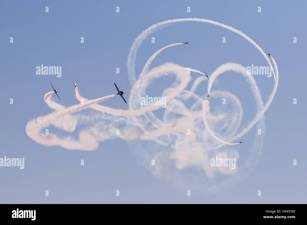 Acht Kanadische Streitkräfte Snowbirds ein kompliziertes Manöver ausführen Stockfoto