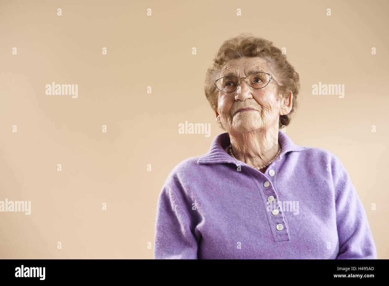 Senior, Blick nach oben, Portrait, Studio, Stockfoto