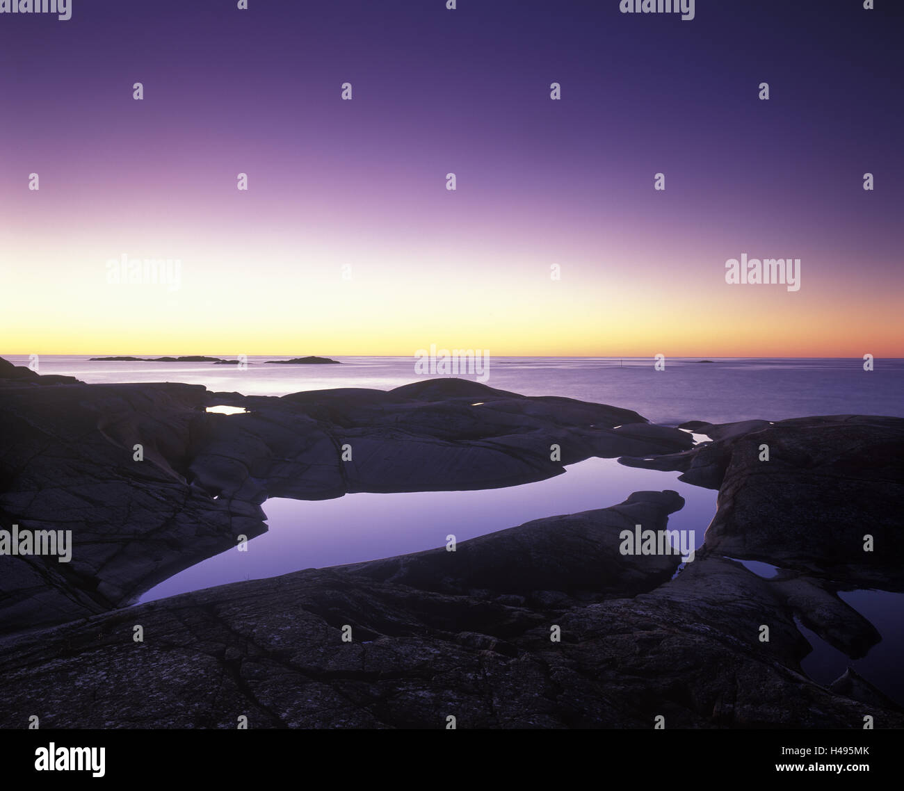 Norwegen, Telemark, Nordsee, Skagerag, Granitfelsen mit Portör in der Morgendämmerung Stockfoto