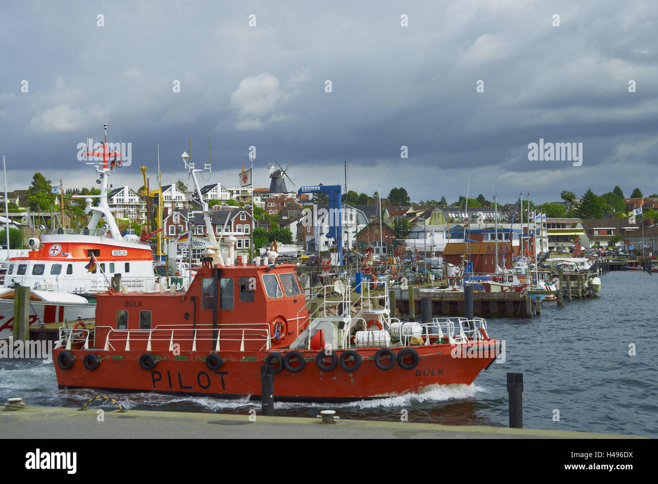 Schiffe im Hafen Laboe, Kieler Förde, Schleswig - Holstein, Deutschland, Ort, Ostsee Bad, Resort, Hafen, Yachthafen, Traktor, Navigation, Navigation, Reisen, Urlaub, Reisen, Wolken, Norddeutschland, Europa, Gewässer, die Ostsee, Eisbrecher, Schiff, b Stockfoto