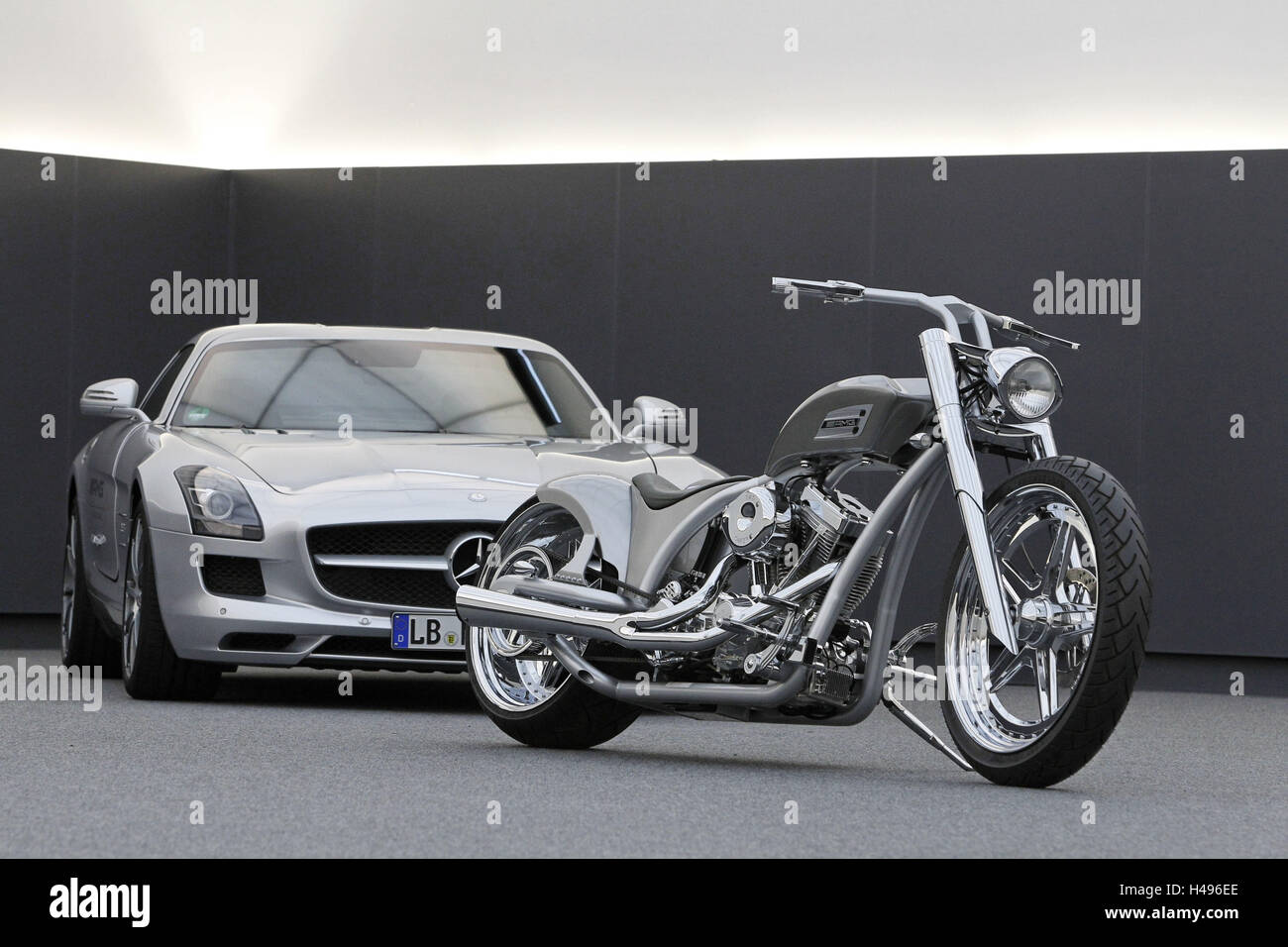 Motorrad, chopper AMG mit Auto, Mercedes AMG Flügel Tür Modell SLS, Silber, Stockfoto