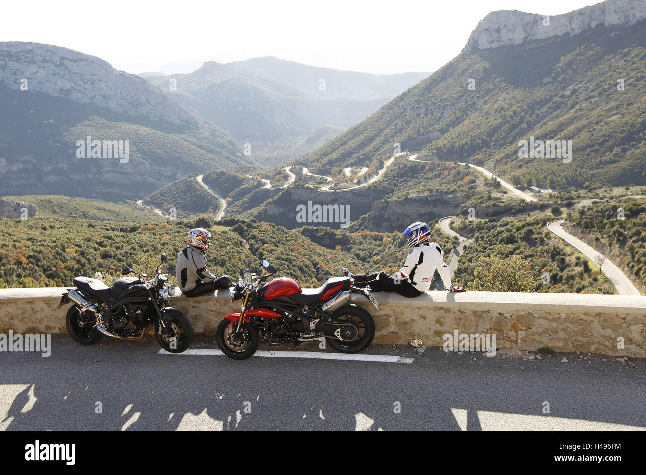 Motorradfahrer, ruhen, Südfrankreich, Berg-Passage, Wehrmauer, Serpentinen im Hintergrund Stockfoto