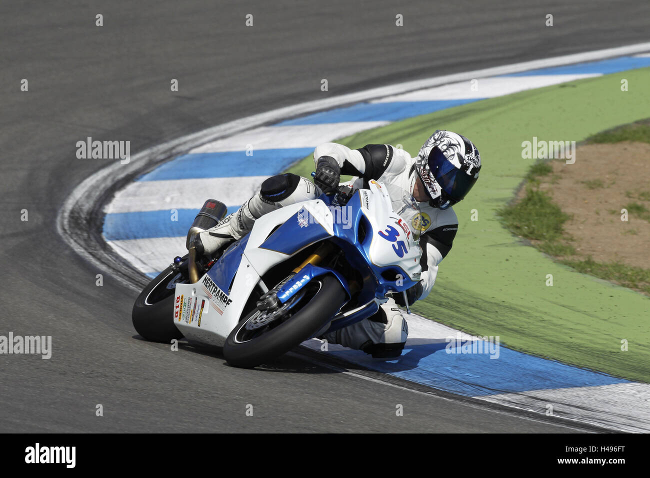 Motorradfahrer, biegen, schräge, Rennstrecke, Tuner Grand Prix, hocken zu Hause Ring, Stockfoto