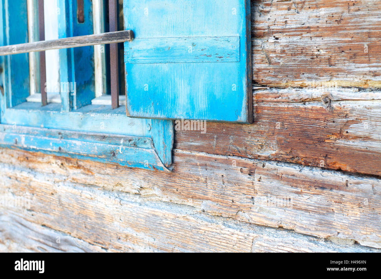 Wand des Hauses, Holz, Fenster, Auslöser, mittlere Nahaufnahme, Detail, Stockfoto