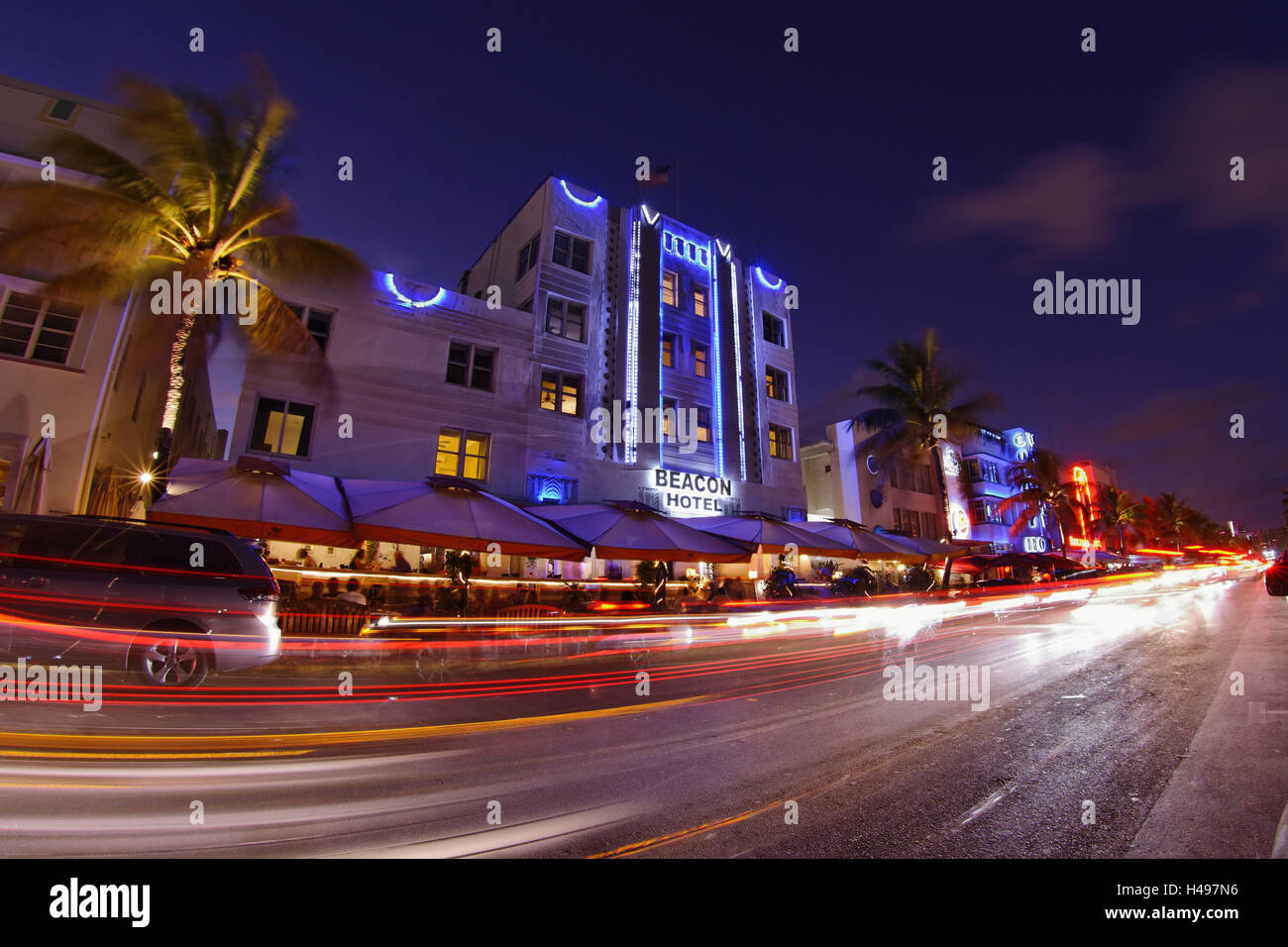 Der Verkehr in den frühen Abend in der Dämmerung Art Deco District, Ocean Drive, Miami South Beach Art Deco District, Florida, USA, Stockfoto